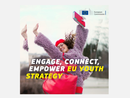 Ung manneskja að fagna, heldur á bók. Texti: Engage, Connect, Empower EU Youth Strategy