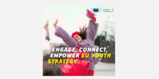 Ung manneskja að fagna, heldur á bók. Texti: Engage, Connect, Empower EU Youth Strategy